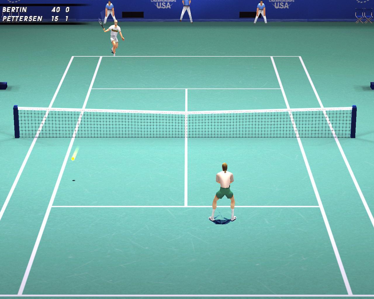 [26/11/2001] ANFÄNGERFEHLER Auch bei den American Open spielt der Gegner grottenschlecht. Mitten im Feld bleibt er stehen und bestaunt unseren unerreichbaren Passierball.